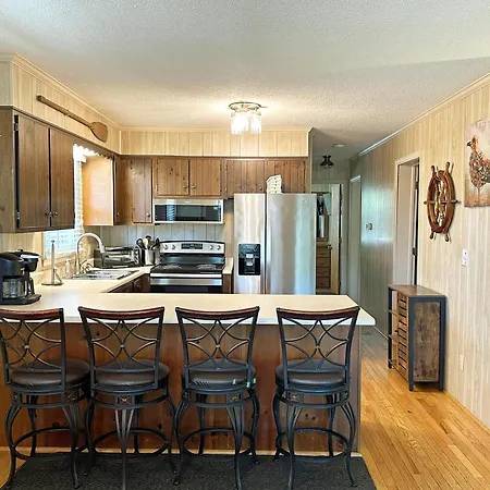 Near The Beach!- 4 Brs, Hot Tub, Basketball, Screened-In Porch, Dog Friendly